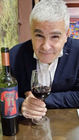 Nicolás Larraín Instagram - Pruebe el nuevo Gran Reserva 11 Chúpalo entonces de @vinos_insolentes encuéntralo en www.licor3b.cl @licor3b.cl , buenísimo