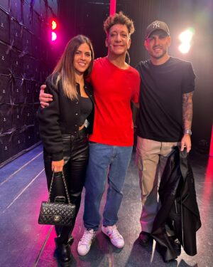 Nicolás Vázquez Instagram - Gracias @leoparedes20 y @ccamilagalantee por venir con tanto amor! 
Campeón del mundo y bicampeón de America y volviste a verla otra vez! 
Sos un jugador espectacular y una persona tan humilde y generosa. Te quiero y admiro! 🤍🇦🇷👆🏽