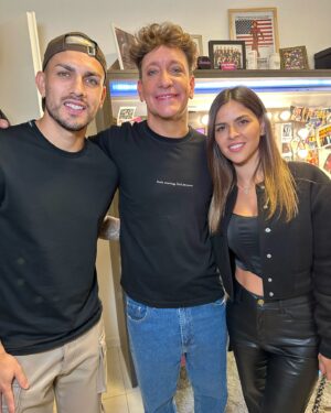 Nicolás Vázquez Instagram - Gracias @leoparedes20 y @ccamilagalantee por venir con tanto amor! 
Campeón del mundo y bicampeón de America y volviste a verla otra vez! 
Sos un jugador espectacular y una persona tan humilde y generosa. Te quiero y admiro! 🤍🇦🇷👆🏽