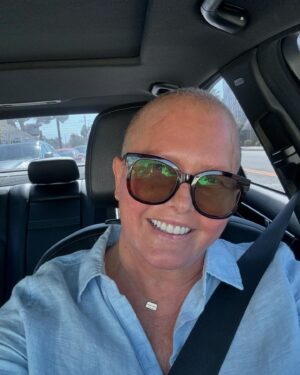 Nicole Eggert Instagram - Courage is not  having the strength to go on ; it’s going on when you don’t have the strength - Theodore Roosevelt  Treatment number 7 is down - headed in for an IV to help with the wrath of it that will arrive this weekend 🤒Look I have little feather hairs popping thru! 🐥😂 Make it a great weekend friends! #fkcancer #breastcancer #breastcancerawareness #feelyourselfup