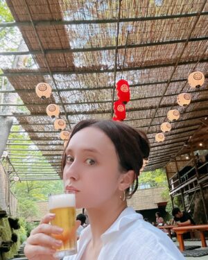 Nicole Ishida Instagram - 夏なので京都の川床、かんざしつけて。

1人でのびのび、涼しい最高の時間🍺🌱

#ビール最高でした
#夏