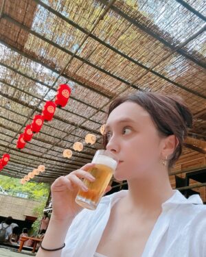 Nicole Ishida Instagram - 夏なので京都の川床、かんざしつけて。

1人でのびのび、涼しい最高の時間🍺🌱

#ビール最高でした
#夏
