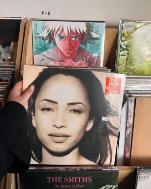 Nicole Wallace Instagram - Entre vinilos de Donna summer y Sade