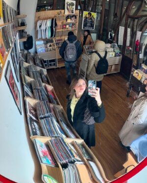Nicole Wallace Instagram - Entre vinilos de Donna summer y Sade