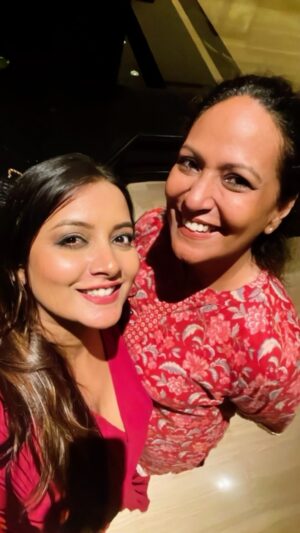 Nidhi Uttam Instagram - Reunited with my Choti Maa and it feels like we never missed a beat🥳🥰♥️
Love u @realsonaliverma 🫶🏼 
Celebrating friendships day 🥂
It was so good to meet @sangeetamattachhabria  too🌻