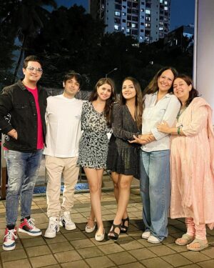 Nidhi Uttam Instagram - Most cherished moments happen when friends and family get together. Last night was just about that with my extended family from YRKKH ❤️
.
An evening filled with fun and laughter with the crazy bunch 😀
.
.
@medhajambotkar @realsonaliverma @ayush_viz @nidhiuttam @nehasaroopa6 @sakshikohli02 @themohitpathak 🤗❤️