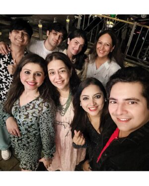 Nidhi Uttam Instagram - Most cherished moments happen when friends and family get together. Last night was just about that with my extended family from YRKKH ❤️
.
An evening filled with fun and laughter with the crazy bunch 😀
.
.
@medhajambotkar @realsonaliverma @ayush_viz @nidhiuttam @nehasaroopa6 @sakshikohli02 @themohitpathak 🤗❤️