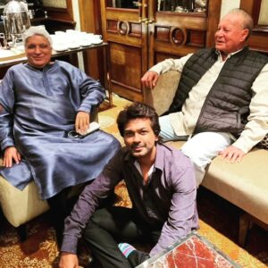 Nikhil Dwivedi Instagram - Who else but only "SALIM-JAVED" could have scripted this  BLOCKBUSTER moment for me. 
Countless Scenes. Countless Dialogues, Countless Memories and an entire Childhood flashes by और..
"आज यह Photo मैं अपनी माँ को तोहफा देने जा रहा हूँ"!
#AngryYoungMen
#SalimJaved
#WrittenBySalimJaved