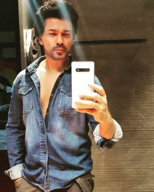 Nikhil Dwivedi Instagram - Chalo sab theek hai. Ladka hai abhi bhi market mein!