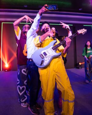 Nikhita Gandhi Instagram - Come join our party 🎈💛

#NIKIVERSE 

@dinematics 📸

#nikhitagandhi #nikhitagandhilive #delhi #concert #show #live