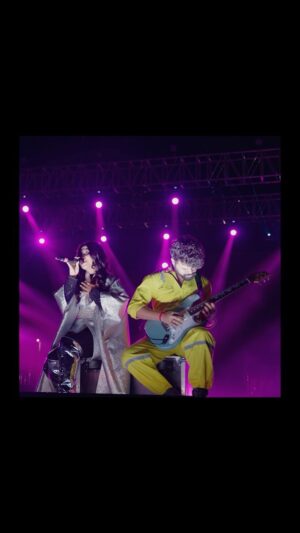 Nikhita Gandhi Instagram - My favourite moment in #NIKIVERSE ♥️

#aisekyun #mismatched #nikhitagandhi #anuragsaikia #rekhabhardwaj #qaafirana #amittrivedi #live #jeddah #concert #nikhitagandhilive 

📷 @dinematics