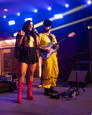 Nikhita Gandhi Instagram - Come join our party 🎈💛

#NIKIVERSE 

@dinematics 📸

#nikhitagandhi #nikhitagandhilive #delhi #concert #show #live