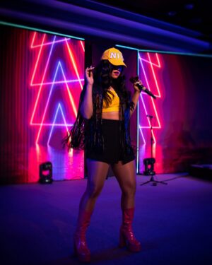 Nikhita Gandhi Instagram - Come join our party 🎈💛

#NIKIVERSE 

@dinematics 📸

#nikhitagandhi #nikhitagandhilive #delhi #concert #show #live
