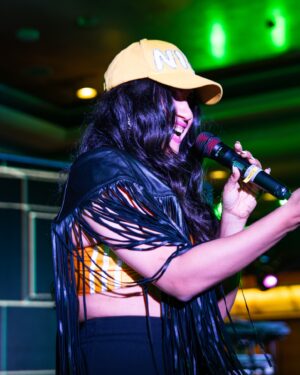 Nikhita Gandhi Instagram - Come join our party 🎈💛

#NIKIVERSE 

@dinematics 📸

#nikhitagandhi #nikhitagandhilive #delhi #concert #show #live