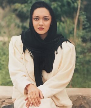 Niki Karimi Instagram - از تست گريم هاي فيلم " عروس"، توسط اقاي عبدالله اسكندري و اجراي خانم عاطفه 
رضوي، چند روز پيش شنيدم به بليط امروز فيلم عروس ان زمان بيش از هفتاد ميليارد فروش داشته  است.
عكس غوغا بيات عزيزم
#پرفروشترين_فيلم_تاريخ_سينماى_ايران 
@Ghoghabayat
Make up test for movie “ The Bride”
#nikikarimi #نيكي_كريمي