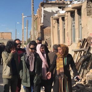 Niki Karimi Instagram - خدا يا شكرت ، يك سال راه اندازي اين ساختمان طول كشيد . ممنون كه به من توان دادي تا اين كار را تمام كنم و ممنونم از تك تك شما كه كمك كرديد 
باشد تا اين مركز براي كودكان اين مرز و بوم بماند ، اين محل به كانون واگذار مي شود .  جايي كه خودم كتاب خواندن از انجا شروع كردم ، كانون پرورش فكري كودكان و نوجوانان

با اقدام خیرخواهانه و فرهنگی نیکی کریمی در سرپل ذهاب؛
دو مرکز فرهنگی کانون در کرمانشاه راه اندازی می شود.
نیکی کریمی بازیگر سینمای ایران برای راه‌اندازي يك مركز فرهنگي هنري ثابت و یک مرکز سیار ويژه كودكان در شهر زلزله‌زده‌ سرپل‌ذهاب با كانون پرورش فكري كودكان و نوجوانان همکاری می‌کند.
به گزارش اداره کل روابط عمومی و امور بین الملل کانون، بر اساس تفاهم‌نامه منعقده یک کتاب‌خانه سیار و منافع  دو ساله یک باب ساختمان برای فعالیت های کانون، از سوی این چهره سینمایی و از محل کمک‌های مردمی که در جریان زلزله کرمانشاه در اختیار ایشان قرار گرفته بود، به کانون واگذار می شود تا کودکان و نوجوانان ساکن شهر سرپل ذهاب و روستاهای مناطق زلزله زده از خدمات فرهنگی و هنری استفاده کنند ؛ لازم به ذکر است که به دلیل ورود آسیب های جدی به مرکز فرهنگی هنری کانون پرورش فکری کودکان ونوجوانان در سرپل‌ذهاب در جریان زلزله سال 1396 و تا آماده شدن مرکز جدید کانون، فعالیتهای این مجموعه در ساختمانی که به همت این هنرپیشه سینما آماده سازی شده، انجام خواهد شد.
مقرر گردیده است تا کانون بر اساس این تفاهم نامه با تجهیز هر دو مرکز سیار و ثابت و با استفاده از امکانات و اعتبارات كانون استان كرمانشاه و ظرفيت مربيان فرهنگي به انجام فعاليت‌هاي فرهنگي، هنري و آموزشي در مسیر اهداف و رسالت‌هایش در این مراکز اقدام نماید ؛ این همکاری قرار است از آبانماه با هدف حمایت از فعالیت‌های فرهنگی ویژه کودکان و نوجوانان آسیب‌دیده در مناطق زلزله‌زده استان کرمانشاه آغاز گردد.
بر اساس این گزارش کانون پس از زلزله استان کرمانشاه برنامه‌های گسترده‌ای را برای کاهش آسیب‌های روحی کودکان و نوجوانان ساکن این مناطق در قالب طرح امداد فرهنگی اجرا کرد که این فعالیت‌ها همچنان در آن مناطق ادامه دارد و همکاری چهره‌های نام آشنای فرهنگی و هنری باعث گسترش این نوع فعالیت‌ها در مناطق آسیب‌دیده خواهد شد.
