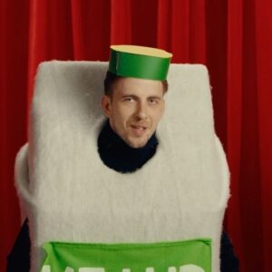 Nikita Kukushkin Instagram - ПРОДУКТОВЫЙ САД || КЕФИР @palsascha 🥛

А я — кефир, мечтаю побродить у дяди Толи в животике! 🥛
Если в меру меня пить — будет меньше он грустить! 

Снимайте видео, используйте в видео стихи или песни на тему «ПОМОЩИ» и присоединяйтесь к нашей эстафете с хэштегом #будьвпомощь, лучшие мы опубликуем в профиле @pomosch.app 🍅🥒 🍞 🍄🧅🌶🥦 🌭 🥕

В приложении «ПОМОЩЬ» вы сами выбираете нуждающихся пожилых людей, можете оплатить часть или всю стоимость продуктовой корзины.

В личном кабинете смотрите отчёт с накладной и фотографией подопечного в момент получения продуктового набора.

Выражаем благодарность:
RENTAPHOTO (@rentaphoto) за предоставленную технику;
Костюмерной «Пятница»;
«Кухне на районе» (@localkitchenru) за вкусную еду во время съёмок.

Концертмейстер: @papinomoloko
Produced by @dru9dru9a & @redpepperfilm 
#явпомощь #будьвпомощь #социальнаяреклама Благотворительного фонда «Я в помощь» — https://pomosch.app/offer