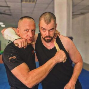 Nikita Miller Instagram - Mein guter Freund Marek aka PADMAN SPORTS  hat mich zu sich nach Serbien zum Kampftraining eingeladen.

➡️ Dort hat er mir gezeigt, wo meine Fehler beim Messerangriff in Bremen waren und wie ich den Kampf hätte gewinnen können. Viele Trainer lehren, bei so einer Situation wegzurennen. Leider ist das nicht immer möglich. Schon gar nicht, wenn du Familie dabei hast.

➡️Er hat mir auch gezeigt, wie ich als Außenstehender oder Zeuge so eines Angriffs effektiv einschreiten kann. Und damit meine ich nicht Schreien, mit dem Handy filmen oder „HALT! STOP! Eine Armlänge Abstand!“

➡️💥💥 Folgt diesem Mann. Bucht einen Kurs bei ihm, solange er NOCH günstig ist. Er hat eine Kampfschule in Wien und in Serbien. Ich konnte unfassbar viel bei ihm lernen. Als Kampfsportler eine perfekte Ergänzung. Als Unerfahrener ein absolutes MUSS! Und dank ihm fühle ich mich draußen endlich wieder sicherer.

💥💥💥 YOUTUBE Videos dazu folgen 😬❤️

Nächsten Monat geht die Tour weiter! Ich freue mich sehr auf euch! 

In diesem Sinne, bleibt geschmeidig und knusprig. Fühlt euch (15 min lang mit Zunge) geküsst.