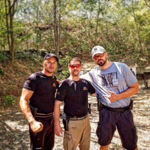 Nikita Miller Instagram - Mein guter Freund Marek aka PADMAN SPORTS  hat mich zu sich nach Serbien zum Kampftraining eingeladen.

➡️ Dort hat er mir gezeigt, wo meine Fehler beim Messerangriff in Bremen waren und wie ich den Kampf hätte gewinnen können. Viele Trainer lehren, bei so einer Situation wegzurennen. Leider ist das nicht immer möglich. Schon gar nicht, wenn du Familie dabei hast.

➡️Er hat mir auch gezeigt, wie ich als Außenstehender oder Zeuge so eines Angriffs effektiv einschreiten kann. Und damit meine ich nicht Schreien, mit dem Handy filmen oder „HALT! STOP! Eine Armlänge Abstand!“

➡️💥💥 Folgt diesem Mann. Bucht einen Kurs bei ihm, solange er NOCH günstig ist. Er hat eine Kampfschule in Wien und in Serbien. Ich konnte unfassbar viel bei ihm lernen. Als Kampfsportler eine perfekte Ergänzung. Als Unerfahrener ein absolutes MUSS! Und dank ihm fühle ich mich draußen endlich wieder sicherer.

💥💥💥 YOUTUBE Videos dazu folgen 😬❤️

Nächsten Monat geht die Tour weiter! Ich freue mich sehr auf euch! 

In diesem Sinne, bleibt geschmeidig und knusprig. Fühlt euch (15 min lang mit Zunge) geküsst.