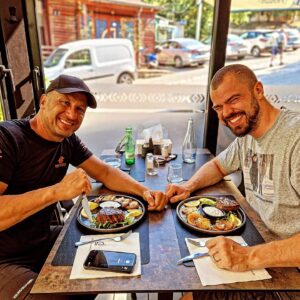 Nikita Miller Instagram - Mein guter Freund Marek aka PADMAN SPORTS  hat mich zu sich nach Serbien zum Kampftraining eingeladen.

➡️ Dort hat er mir gezeigt, wo meine Fehler beim Messerangriff in Bremen waren und wie ich den Kampf hätte gewinnen können. Viele Trainer lehren, bei so einer Situation wegzurennen. Leider ist das nicht immer möglich. Schon gar nicht, wenn du Familie dabei hast.

➡️Er hat mir auch gezeigt, wie ich als Außenstehender oder Zeuge so eines Angriffs effektiv einschreiten kann. Und damit meine ich nicht Schreien, mit dem Handy filmen oder „HALT! STOP! Eine Armlänge Abstand!“

➡️💥💥 Folgt diesem Mann. Bucht einen Kurs bei ihm, solange er NOCH günstig ist. Er hat eine Kampfschule in Wien und in Serbien. Ich konnte unfassbar viel bei ihm lernen. Als Kampfsportler eine perfekte Ergänzung. Als Unerfahrener ein absolutes MUSS! Und dank ihm fühle ich mich draußen endlich wieder sicherer.

💥💥💥 YOUTUBE Videos dazu folgen 😬❤️

Nächsten Monat geht die Tour weiter! Ich freue mich sehr auf euch! 

In diesem Sinne, bleibt geschmeidig und knusprig. Fühlt euch (15 min lang mit Zunge) geküsst.