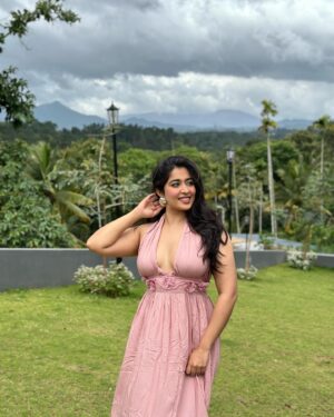Nikita Sharma Instagram - Surrounded by the amazing Kerala weather, I can’t help but smile 🌧️🤍

Dress: @beachbum.in