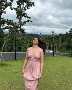 Nikita Sharma Instagram - Surrounded by the amazing Kerala weather, I can’t help but smile 🌧️🤍

Dress: @beachbum.in