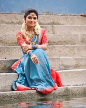 Nikitha Rajesh Instagram - Let's keep the tradition alive💫

📸- @shiva_anand_makeup_artist
Costume styling- @diptidesai_official

#celebrating100episodesofmalli✨ #malli #saregamatvshowstamil