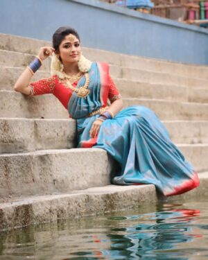 Nikitha Rajesh Instagram - Let's keep the tradition alive💫

📸- @shiva_anand_makeup_artist
Costume styling- @diptidesai_official

#celebrating100episodesofmalli✨ #malli #saregamatvshowstamil