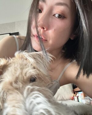 Nikki Hsieh Instagram - 這個颱風有點強
是狗子遇到的第一個颱風

風雨減弱帶他出門感受一下