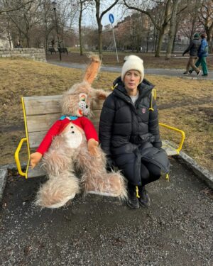 Niklas Strömstedt Instagram - ❤️Denna människa, så smart, rolig, inspirerande och ljuvlig att dela livet med fyller år idag. Skulle ni råka komma i hennes väg så gör vågen, tuta, sjung en glad sång eller le bara stort och varmt.❤️