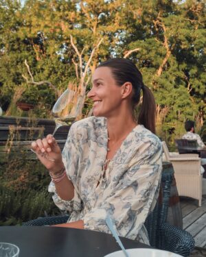 Nikol Švantnerová Instagram - Poslední střípky z našeho třídenního relaxu🌲🫧🌿
1. Plavky, na které jste se ptali z @reserved 
2. ⁠Relax v přírodě!
3. ⁠Bazén, u kterého jsme byli nonstop.
4. ⁠Ano, opravdu nonstop😁🫧
5. ⁠Gastronomie 12/10! Bylo to dokonalé!
6. ⁠Víno ze sklenic a místní sklárny.
7. ⁠Prostě @zikmundov 🌿
8. ⁠🍷🤍
9. ⁠Dokonalé výhledy z postele si tu užívala i Miunka.
10. ⁠Spoko Nikouš🫶🏼