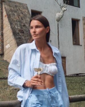 Nikol Švantnerová Instagram - Poslední střípky z našeho třídenního relaxu🌲🫧🌿
1. Plavky, na které jste se ptali z @reserved 
2. ⁠Relax v přírodě!
3. ⁠Bazén, u kterého jsme byli nonstop.
4. ⁠Ano, opravdu nonstop😁🫧
5. ⁠Gastronomie 12/10! Bylo to dokonalé!
6. ⁠Víno ze sklenic a místní sklárny.
7. ⁠Prostě @zikmundov 🌿
8. ⁠🍷🤍
9. ⁠Dokonalé výhledy z postele si tu užívala i Miunka.
10. ⁠Spoko Nikouš🫶🏼