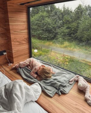Nikol Švantnerová Instagram - Poslední střípky z našeho třídenního relaxu🌲🫧🌿
1. Plavky, na které jste se ptali z @reserved 
2. ⁠Relax v přírodě!
3. ⁠Bazén, u kterého jsme byli nonstop.
4. ⁠Ano, opravdu nonstop😁🫧
5. ⁠Gastronomie 12/10! Bylo to dokonalé!
6. ⁠Víno ze sklenic a místní sklárny.
7. ⁠Prostě @zikmundov 🌿
8. ⁠🍷🤍
9. ⁠Dokonalé výhledy z postele si tu užívala i Miunka.
10. ⁠Spoko Nikouš🫶🏼