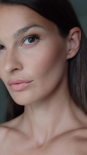 Nikol Švantnerová Instagram - Novinky od @yslbeauty 🤎 v létě se příliš nelíčím a tohle je přesně pro mě. #yslbeauty
Řasenka Lash Clash 
Rtěnka LoveShine
Stíny Couture Mini Clutch
Pudr All Hours Hyper Finish
a za mě top novinka Liquid Blush Make Me Blush