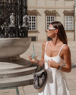 Nikol Švantnerová Instagram - Tak jsem si tu v příspěvcích dala týdenní pauzu, dříve bych z toho byla celá nesvá, no naštěstí jsem z toho vyrostla🙈🤍hlavně se toho teď za týden tolik událo, že tak nějak až dnešním dnem začínám zase pořádně fungovat.
PS: tyhle šaty jsem ulovila na @zara a jsou boží!