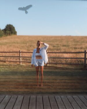 Nikol Švantnerová Instagram - Poslední střípky z našeho třídenního relaxu🌲🫧🌿
1. Plavky, na které jste se ptali z @reserved 
2. ⁠Relax v přírodě!
3. ⁠Bazén, u kterého jsme byli nonstop.
4. ⁠Ano, opravdu nonstop😁🫧
5. ⁠Gastronomie 12/10! Bylo to dokonalé!
6. ⁠Víno ze sklenic a místní sklárny.
7. ⁠Prostě @zikmundov 🌿
8. ⁠🍷🤍
9. ⁠Dokonalé výhledy z postele si tu užívala i Miunka.
10. ⁠Spoko Nikouš🫶🏼