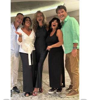 Nilgün Belgün Instagram - Can dostum Esra ‘cığımın şahane davetindeyiz🥰Müthiş güzel bir gece
@esraoflazguvenkaya @nukhetduru 
@saffetemretonguc @serdabuyukkoyuncu