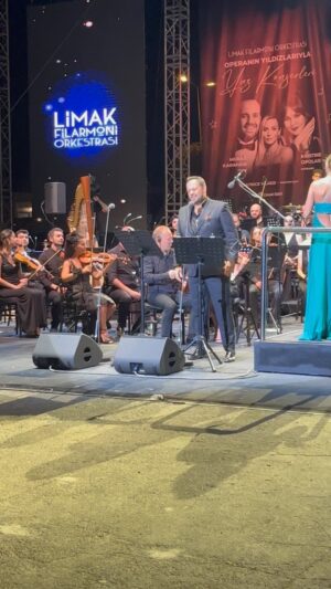 Nilgün Belgün Instagram - Bodrumun ilk ve tek Opera konserine şahit olduk bu gece.Muhteşem geçen gecede sevgili @tenormuratkarahan ‘ın söylediği tek türkçe şarkıydı bu paylaştığım…Benim gibi binlerce kişi ayakta alkışladı.İyi ki bu ülkede senin gibi gurur verici bir Opera sanatçımız var♥️🔥👏👏👏🧿