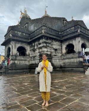 Nimrat Kaur Instagram - After 72 years, starting today the holy month of Shraavan will clock a rare occurrence of 5 Mondays in all until the 19th of August. May Lord Shiv ji bestow his divine blessings and transformational power upon us all. Om Namah Shivaya…🙏🏼🌹🕉️🔱♾️ 

#omnamahshivay #harharmahadev #trimbakeshwar #BharatKiNimrat