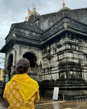 Nimrat Kaur Instagram - After 72 years, starting today the holy month of Shraavan will clock a rare occurrence of 5 Mondays in all until the 19th of August. May Lord Shiv ji bestow his divine blessings and transformational power upon us all. Om Namah Shivaya…🙏🏼🌹🕉️🔱♾️ 

#omnamahshivay #harharmahadev #trimbakeshwar #BharatKiNimrat