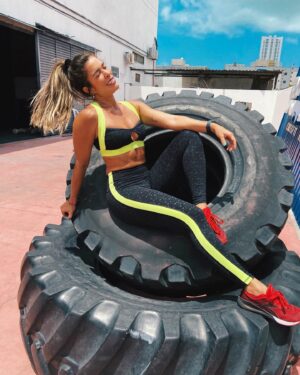 Nina Monteiro Instagram - Que vire rotina acordar todos os dias com muita disposição, feliz e com saúde. 
📦 @box10.cfbessa 
👖 @brofitwear