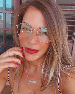 Nina Monteiro Instagram - Rapidinho, pro meu TCC: vocês também usam óculos? 🤓
Desde os 7 anos de idade eu que deveria usar e só agora tomei vergonha na cara 🙃 
Agora to fazendo a intelectual com esse meu novo xodó da @oculosdeleon