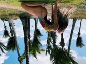Nina Monteiro Instagram - • ‘Se a vida te coloca de cabeça pra baixo, aproveite para ver o mundo com novas perspectivas.
E você percebe que mesmo com a cabeça no chão, teus pés ficam mais próximos do céu…’•
Body muso da @ohanastorepb