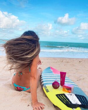 Nina Monteiro Instagram - Pode chegar, melhor época do ano: VERÃO ☀️💞 

Minha cabeleira já sabe que será bem cuidada com esse kit da S.O.S. Summer K.PRO Profissional, pois eles ajudam a manter a hidratação e proteção dos fios contra os danos causados pelo verão pela exposição ao sol, água do mar e piscina 💦

Essa linha contém PROTEÇÃO SOLAR TOTAL, que evita a ação dos raios UVB, restaura e hidrata intensamente os fios, além de proteger e selar as cutículas. 

Estou AMANDO essa linha da @kpro_pb