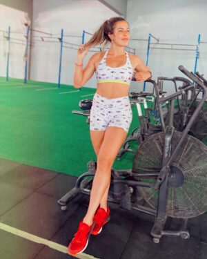 Nina Monteiro Instagram - Tão importante quanto a chegada, é o caminho que percorremos até lá. É a hora de curtir o processo 💪🏼 Os treinos do @box10.cfbessa tem me ajudado muuuuito nessa caminhada. Quem me conhece sabe o quanto eu sou fã do #crossfit e o quando me sinto motivada com os treinos. É uma atividade bastante dinâmica e intensa que me sinto desafiada todos os dias. 
Quer conhecer o Crossfit? Chega aqui no @box10.cfbessa para treinar comigooo 👊🏽😊