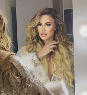 Ninel Conde Instagram - El momento de mayor adrenalina en un show son justo los minutos antes de subir al escenario! Escucharlos gritar cuando mencionan mi nombre es mi vitamina favorita!
Cuál es tu foto preferida ? 
1,2,3 .. te leo !
.
.
#glam by @harrisonscrab 
.
.
#hairstylist #glam #makeup #showtime #ninelconde #ninelcondeshow #fy #fye #trend #viral