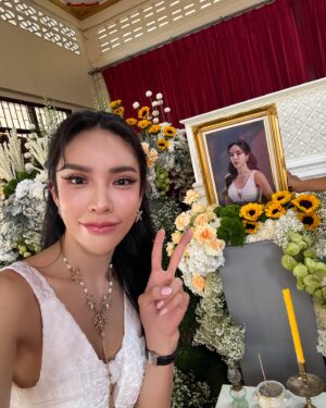 Nisamanee Lertvorapong Instagram - นัทจัดงานศพตัวเองให้ตัวเองค่ะ🖤
เป็นความรู้สึกที่แปลกใหม่มาก ได้ยืนมองภาพตัวเองอยู่หน้าโลง
การวางแผนเตรัยมตัวตาย เป็นเริ่องที่หลายคนไม่กล้าคิดด้วยซ้ำ

อยากจะบอกว่า ทุกคน ต้องตายเป็นธรรมดา
สำหรับนัทการวางแผนงานศพและชีวิตเราว่าตายเป็นเรื่องที่ควรทำ แล้วจะได้มุมมองในการใช้ชีวิตแบบเปิดกว้างมากขึ้นสุดๆ

ดูเต็มๆได้ที่youtube : Happy death day Ep.1 🤍