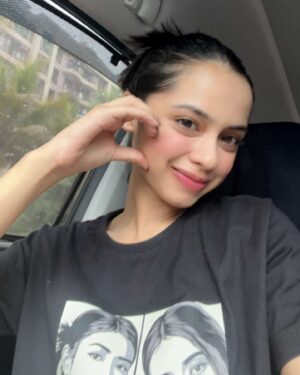 Nitanshi Goel Instagram - New hair!! 💇🏻‍♀️ Like🌸 or Love🌹
Here the ‘After’ pic sneaks in before the ‘Before’ pic

#NitanshiGoel #LaapataaLadies