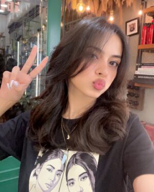 Nitanshi Goel Instagram - New hair!! 💇🏻‍♀️ Like🌸 or Love🌹
Here the ‘After’ pic sneaks in before the ‘Before’ pic

#NitanshiGoel #LaapataaLadies