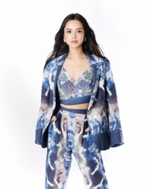 Nitanshi Goel Instagram - 애인 💙🫰🏻⛅️

Styled By - @isolatednee x @stylebyeshh
Outfit- @rannagill
Jewellery- @the_jewel_gallery
Footwear- @londonrag_in
HMU - @shine_and_shadow_ 
📸 - @smileplease_25

#Nitanshigoel #LaapataaLadies #Phool